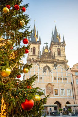 Prag, Çek Cumhuriyeti - 22.12.2021: Çek Cumhuriyeti Prag 'daki Eski Kent Meydanı' nda Noel ağacı ve süslemeleri