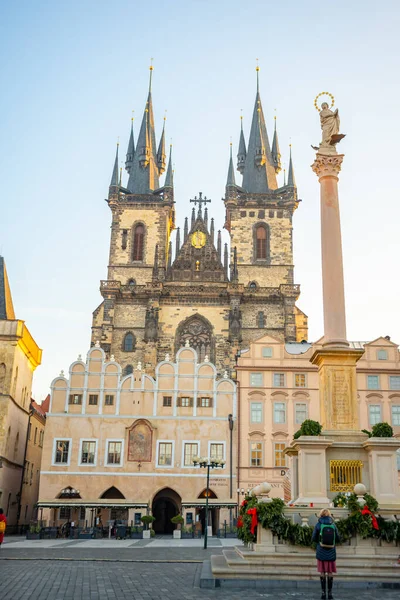 Praga, República Tcheca - 22 de dezembro de 2021: Uma foto de baixo ângulo do templo Tynsky na Praça da Cidade Velha em Praga, República Tcheca — Fotografia de Stock