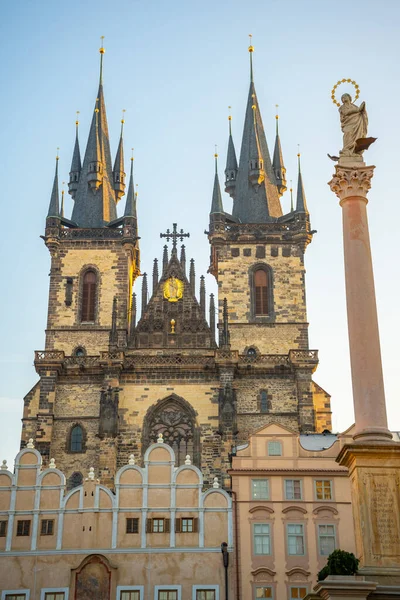 A low angle shot of Tynsky temple in Old Town Square in Prague, Czech republic — Stockfoto