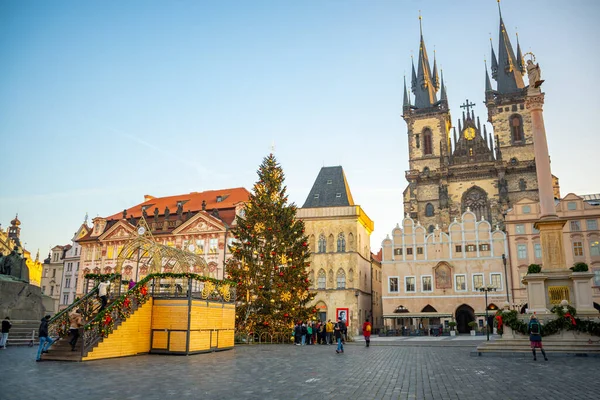 Πράγα, Τσεχία - 22.12.2021: Χριστουγεννιάτικο δέντρο και διακόσμηση στην Πλατεία της Παλιάς Πόλης στην Πράγα, Τσεχία — Φωτογραφία Αρχείου