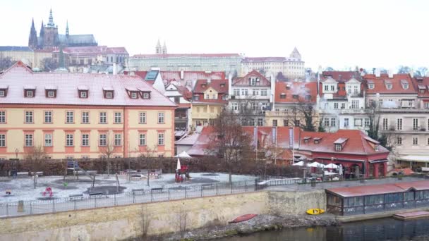 Praga, República Checa - 26 de dezembro de 2021: Panorama de uma neve coberta de Castelo de Praga, Hradcany no inverno — Vídeo de Stock