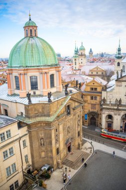 Prag, Çek Cumhuriyeti - 26 Aralık 2021: Prag Klementinum Panoraması ve kışın karla kaplı çatılar, Çek Cumhuriyeti