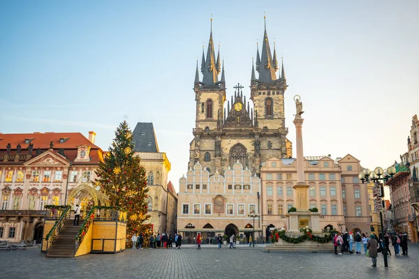 Praga, República Checa 22.12.2021: Árvore de Natal e decorações na Praça da Cidade Velha em Praga, República Checa — Fotografia de Stock