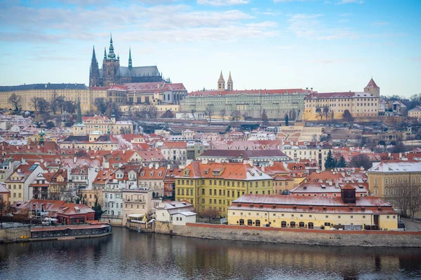 Panorama pokrytego śniegiem Zamku Praskiego, Hradcany zimą — Zdjęcie stockowe