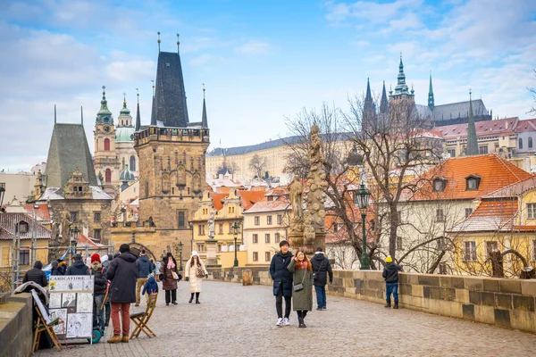 Prague, République Tchèque - Desember 26, 2021 : Les touristes sur le pont Charles du 15ème siècle dans la neige le matin — Photo