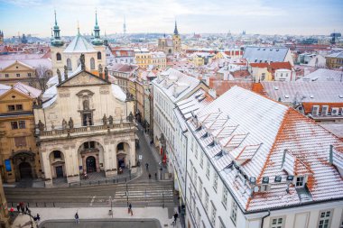 Prag, Çek Cumhuriyeti - 26 Aralık 2021: Prag Klementinum Panoraması ve kışın karla kaplı çatılar, Çek Cumhuriyeti