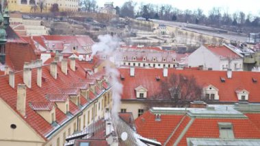 Prag 'ın çatıları kışın karla kaplı, Çek Cumhuriyeti