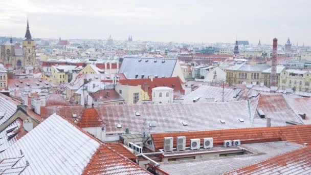 冬の雪に覆われたプラハの屋根のパノラマ、チェコ共和国 — ストック動画