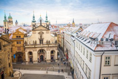 Prag, Çek Cumhuriyeti - 26 Aralık 2021: Prag Klementinum Panoraması ve kışın karla kaplı çatılar, Çek Cumhuriyeti