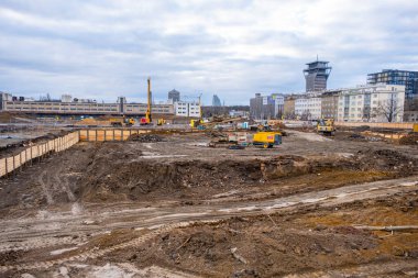 Prag, Çek Cumhuriyeti - 1 Ocak 2022: Çek Cumhuriyeti 'nin Zizkov ilçesinde inşaat makineleri, inşaat projeleri bulunan büyük bir alan