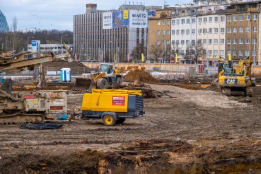 Prag, Çek Cumhuriyeti - 1 Ocak 2022: Çek Cumhuriyeti 'nin Zizkov ilçesinde inşaat makineleri, inşaat projeleri bulunan büyük bir alan