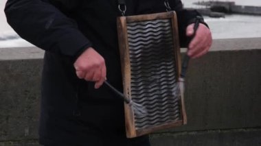 Tanımlanamayan sokak müzisyenleri Çek Cumhuriyeti 'nin Prag kentindeki Charles Bridge' de Jazz ve folk müzik çalıyorlar