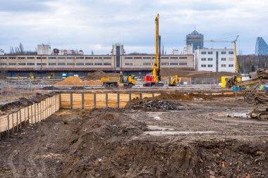 Prag, Çek Cumhuriyeti - 1 Ocak 2022: Çek Cumhuriyeti 'nin Zizkov ilçesinde inşaat makineleri, inşaat projeleri bulunan büyük bir alan