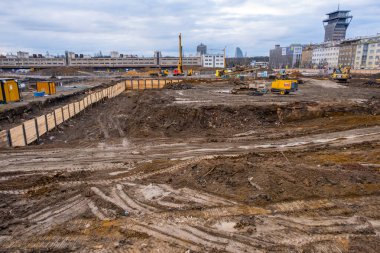 Prag, Çek Cumhuriyeti - 1 Ocak 2022: Çek Cumhuriyeti 'nin Zizkov ilçesinde inşaat makineleri, inşaat projeleri bulunan büyük bir alan