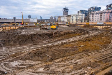 Prag, Çek Cumhuriyeti - 1 Ocak 2022: Çek Cumhuriyeti 'nin Zizkov ilçesinde inşaat makineleri, inşaat projeleri bulunan büyük bir alan