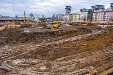 Prag, Çek Cumhuriyeti - 1 Ocak 2022: Çek Cumhuriyeti 'nin Zizkov ilçesinde inşaat makineleri, inşaat projeleri bulunan büyük bir alan