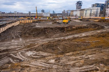 Prag, Çek Cumhuriyeti - 1 Ocak 2022: Çek Cumhuriyeti 'nin Zizkov ilçesinde inşaat makineleri, inşaat projeleri bulunan büyük bir alan