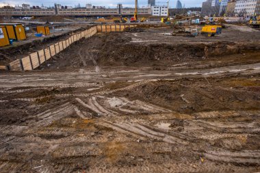 Prag, Çek Cumhuriyeti - 1 Ocak 2022: Çek Cumhuriyeti 'nin Zizkov ilçesinde inşaat makineleri, inşaat projeleri bulunan büyük bir alan