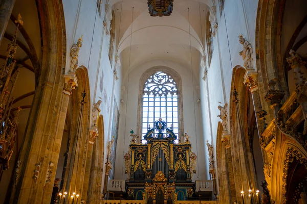 Prague, Czech Republic - 07.01.2022: The interiors of the Gothic Church of Our Lady before Tyn in Old Town Square in Prague, Czech Republic — Stock Photo, Image