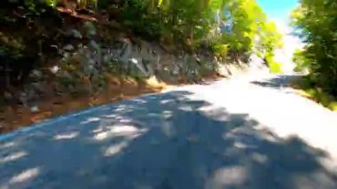 Karadağ 'ın Kotor kenti yakınlarındaki Ulusal Park Lovcen' deki pitoresk dağ yollarında araba sürüşünün zaman aşımı.