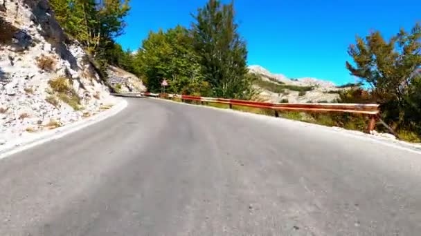 Időeltolódás Autó vezetés festői hegyi utakon a Lovcen Nemzeti Park közelében Kotor, Montenegró. — Stock videók