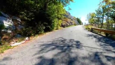 Karadağ 'ın Kotor kenti yakınlarındaki Ulusal Park Lovcen' deki pitoresk dağ yollarında araba sürüşünün zaman aşımı.