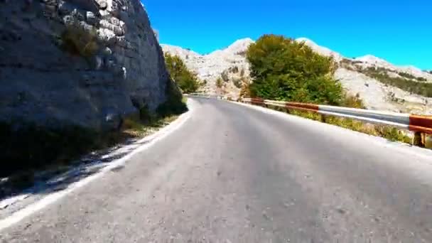 Upływ czasu Jazda samochodem w malowniczych górskich drogach w Parku Narodowym Lovcen koło Kotoru, Czarnogóra. — Wideo stockowe