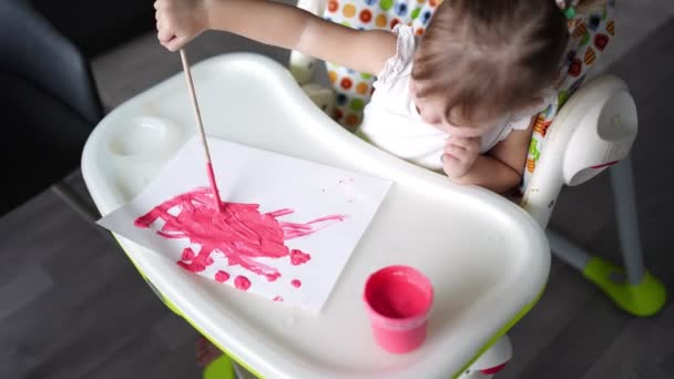 Schattig klein meisje schilderen met borstels thuis. Creatieve spelletjes voor kinderen. Blijf thuis entertainment — Stockvideo