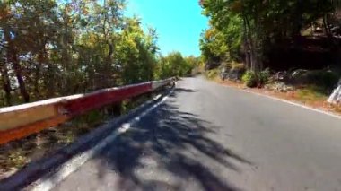 Karadağ 'ın Kotor kenti yakınlarındaki Ulusal Park Lovcen' deki pitoresk dağ yollarında araba sürüşünün zaman aşımı.