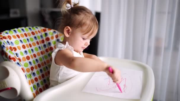 Linda niña pintando con lápiz rojo en casa. Juegos creativos para niños. Quédate en casa de entretenimiento — Vídeos de Stock