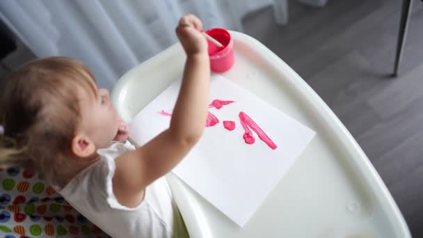 Schattig klein meisje schilderen met borstels thuis. Creatieve spelletjes voor kinderen. Blijf thuis entertainment — Stockvideo