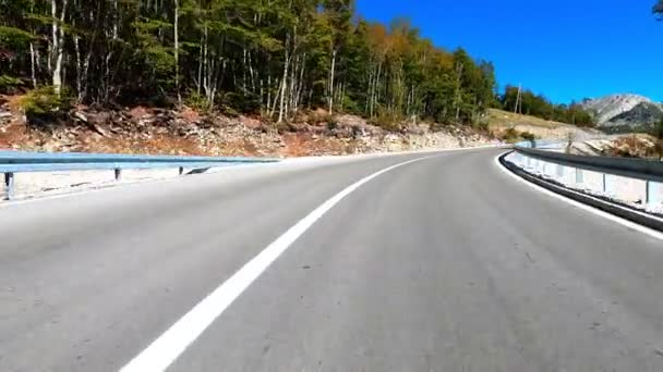 Tid förflutit bilkörning i pittoreska bergsvägar i nationalparken Lovcen nära Kotor, Montenegro. — Stockvideo