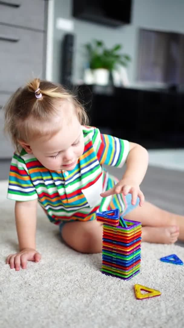 Bambina che gioca colorato kit blocchi di plastica magnete a casa. Il bambino che gioca giochi educativi. Sviluppo della prima infanzia. — Video Stock