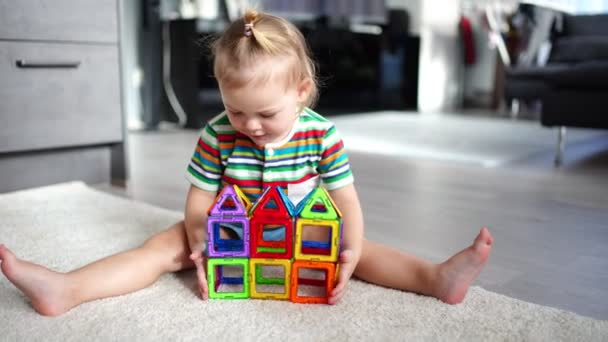 Niña jugando colorido imán bloques de plástico kit en casa. El niño jugando juegos educativos. Desarrollo de la primera infancia. — Vídeos de Stock