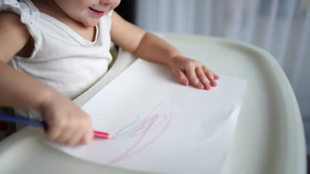 Jolie petite fille peinture avec crayon rouge à la maison. Jeux créatifs pour enfants. Rester à la maison divertissement — Video