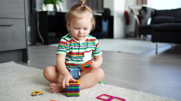 Bambina che gioca colorato kit blocchi di plastica magnete a casa. Il bambino che gioca giochi educativi. Sviluppo della prima infanzia. — Video Stock