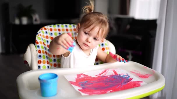 Carino dipinto bambina con le dita a casa. Giochi creativi per bambini. Soggiorno a casa di intrattenimento — Video Stock