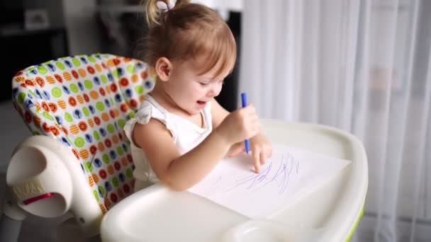 Linda niña pintando con lápiz rojo en casa. Juegos creativos para niños. Quédate en casa de entretenimiento — Vídeos de Stock