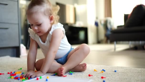 Linda niña jugando con el mosaico de uñas de hongos en casa. Hobby y tiempo libre — Vídeos de Stock