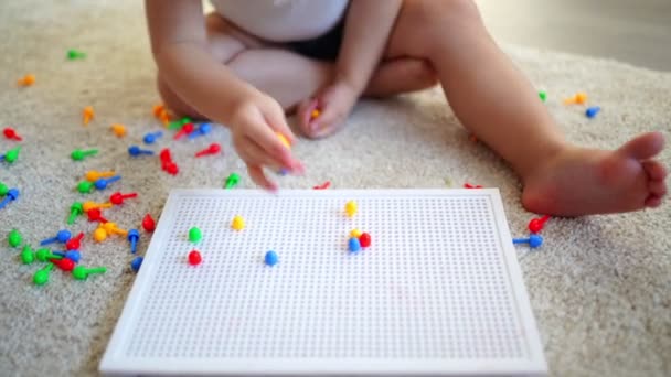 Linda niña jugando con el mosaico de uñas de hongos en casa. Hobby y tiempo libre — Vídeos de Stock