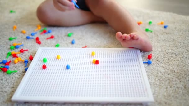 Linda niña jugando con el mosaico de uñas de hongos en casa. Hobby y tiempo libre — Vídeos de Stock