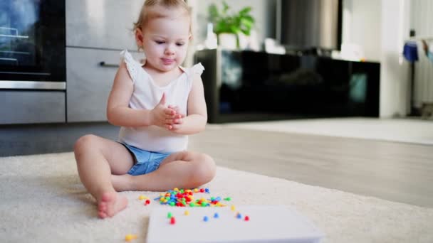 Bella bambina che gioca con funghi chiodo mosaico a casa. Hobby e tempo libero — Video Stock