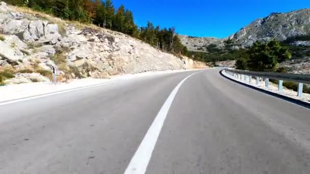 Upływ czasu Jazda samochodem w malowniczych górskich drogach w Parku Narodowym Lovcen koło Kotoru, Czarnogóra. — Wideo stockowe