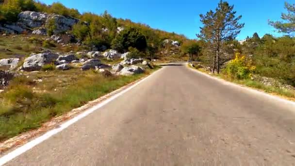 Time lapse of Conducción de coches en pintorescas carreteras de montaña en el Parque Nacional Lovcen cerca de Kotor, Montenegro. — Vídeo de stock