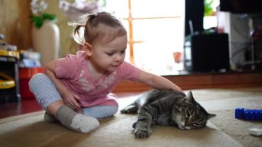 Tekir kedisini oynayan sevimli, sevimli bir bebek. Evcil hayvanlar ve çocuklar. Çocuklar ve evcil hayvanlar. Ev hayvanları. 