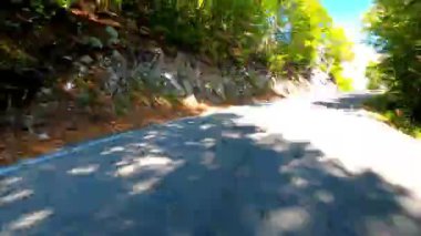 Karadağ 'ın Kotor kenti yakınlarındaki Ulusal Park Lovcen' deki pitoresk dağ yollarında araba sürüşünün zaman aşımı.