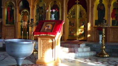Kemerovo, Rusya - 26 Şubat 2022: Rusya 'nın Sibirya kentindeki Kemerovo şehrinde Vaftiz fontu bulunan Katedral Ortodoks Kilisesi' nin içi