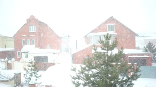Silne opady śniegu w mieście, na tle prywatnych domów w Kemerovo, Syberia — Wideo stockowe