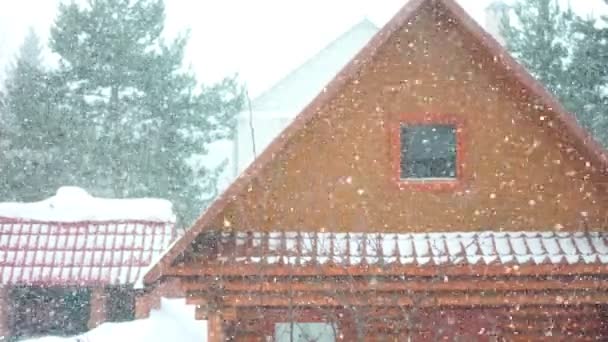 西伯利亚Kemerovo的私人住宅背景下，该市大雪纷飞 — 图库视频影像