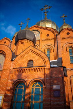 Kemerovo, Rusya - 26 Şubat 2022: Rusya 'nın Sibirya kentindeki Kemerovo şehrinde mavi gökyüzü altında haçları olan tuğladan bir Ortodoks kilisesi